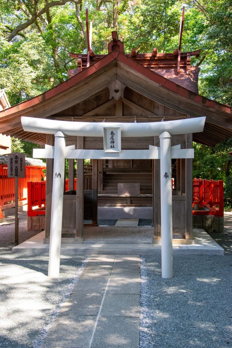 摂社である巻尾神社の写真