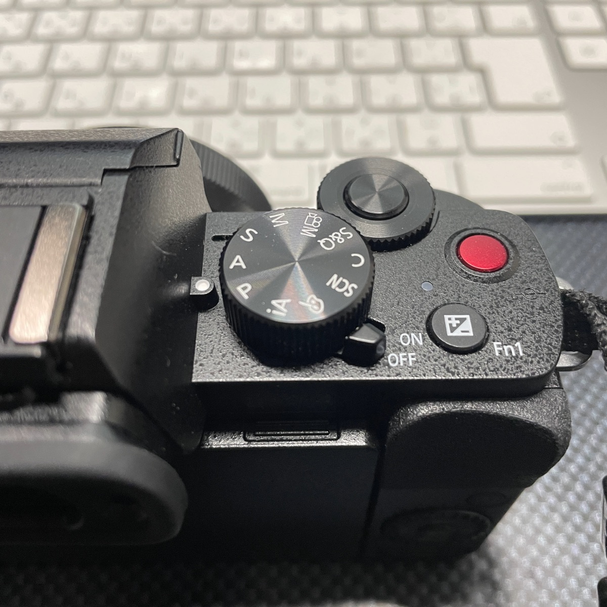 カメラのダイヤル部分の写真